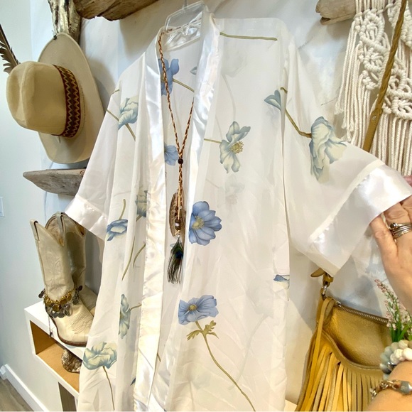 Beautiful airy prairie floral boho poncho w country/cottage core/granny vibe - Picture 10 of 12